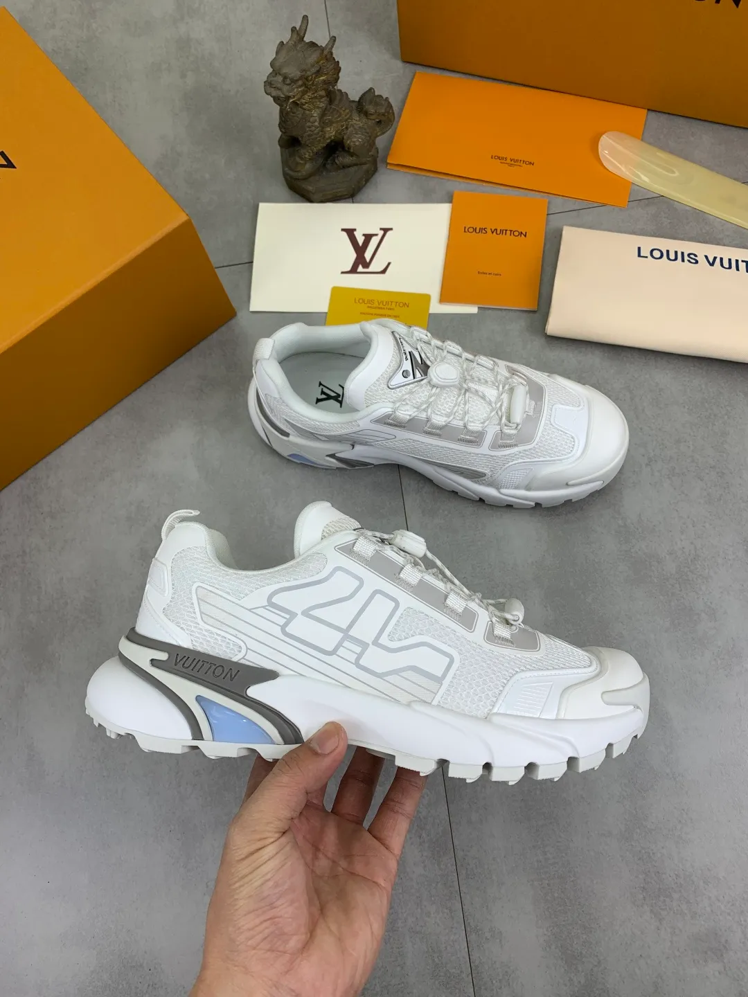 Men's Men's Shoes💰P740 New High Version LV Louis Vuitton L Jialu Brand Runner Tatic Series Thick Sole Casual Sports Shoes Running Shoes Original Purchase Development Production This LV Runner Tatic sports shoe combines technical materials such as mesh fabric and ribbons to interpret the inspiration of traditional mountaineering shoes. LV letters are written on one side, the lariat buckle of the quick lacing system is embellished with Monogram flowers and Louis Vuitton logos, and the light and wear-resistant rubber outsole completes the whole package. The delivery counter is beautifully packaged🛍📦 ▪️Fabrics: Original imported custom technical fabric + mesh ▪️Inner lining: Original customized breathable mesh ▪️Sole: Original open-molded anti-slip rubber combination material ▪️Sole thickness: 4CM ▪️Size: Men's 39-44 (38 45 (customized)